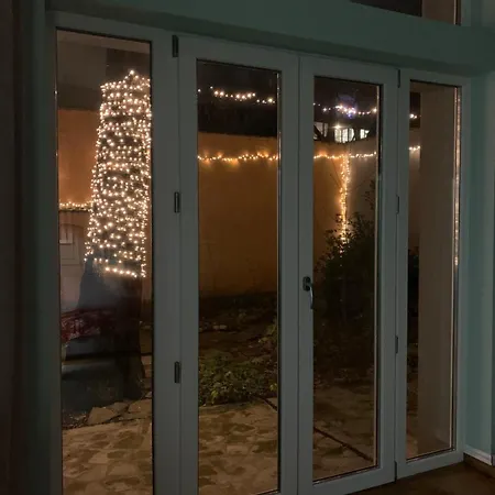 Апартамент Cozy Townhouse In The Heart Of *