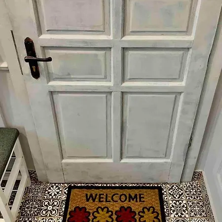 Апартамент Cozy Townhouse In The Heart Of *