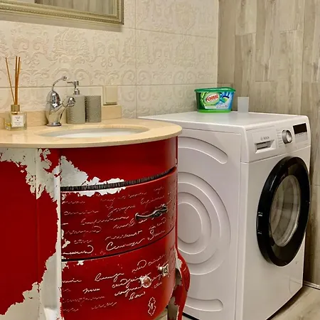 Cozy Townhouse In The Heart Of