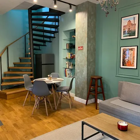 Апартамент Cozy Townhouse In The Heart Of *